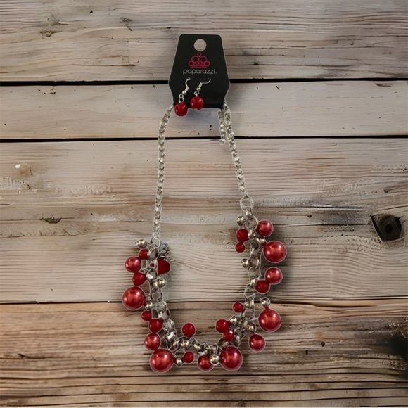 2/$10 NWT Beautiful red beaded necklace - Picture 1 of 3